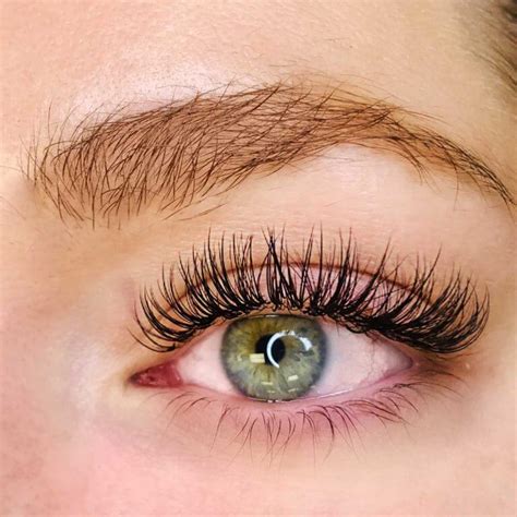 Expert Tips for Applying Magic Lashes With Ease